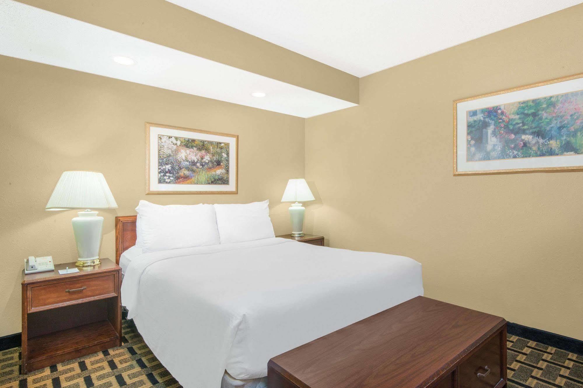 Hawthorn Extended Stay By Wyndham Wichita Exteriör bild